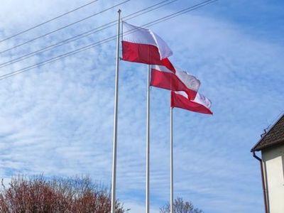 Trzy biało-czerwone flagi przed Urzędem Gminy Malechowo. 