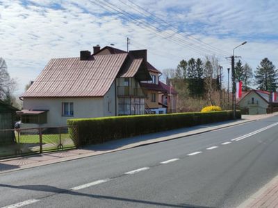 Malechowo przyozdobione biało-czerwonymi flagami. 