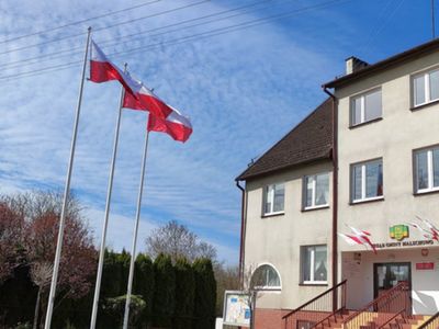 Biało-czerwono flagi przed budynkiem Urzędu Gminy Malechowo. 