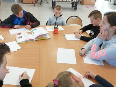 Dzieci z Placówki Wsparcia Dziennego w Kusicach podczas akcji Cała Polska czyta dzieciom.