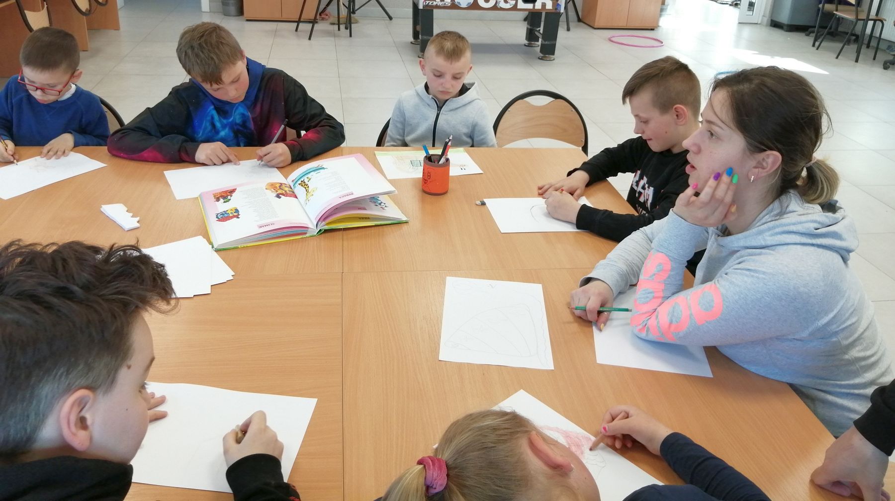 Dzieci z Placówki Wsparcia Dziennego w Kusicach podczas akcji Cała Polska czyta dzieciom. 