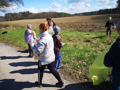  Dzieci z Placówki Wsparcia Dziennego w Kusicach podczas obchodów Dnia Ziemi.