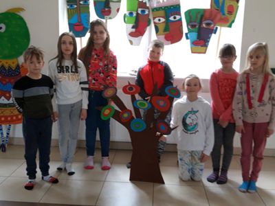 Dzieci z Placówki Wsparcia Dziennego w Kosierzewie prezentują wykonane bajkowe drzewo.