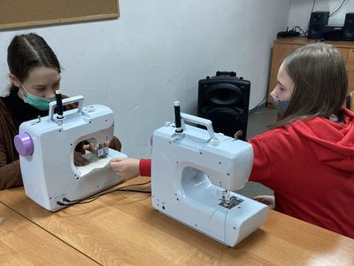 Dzieci z Placówki Wsparcia Dziennego w Święcianowie w trakcie zajęć krawieckich.