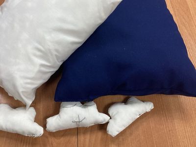 Poduszki i chmurki uszyte przez dzieci z Placówki Wsparcia Dziennego w Święcianowie.