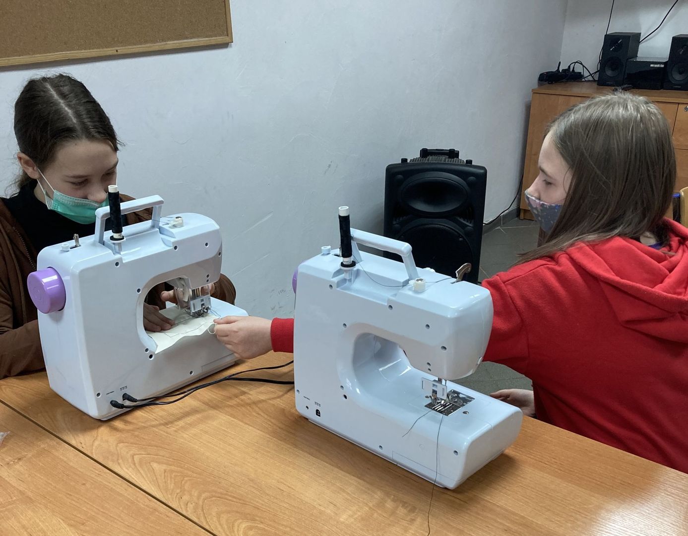 Dzieci z Placówki Wsparcia Dziennego w Święcianowie w trakcie zajęć krawieckich.