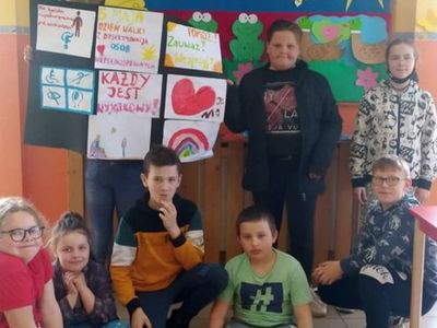 Wychowankowie Placówki Wsparcia Dziennego w Laskach z wykonanym plakatem.