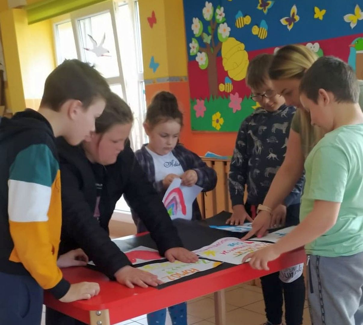 Wychowanków z Placówki Wsparcia Dziennego w Laskach podczas wykonywania plakatu.