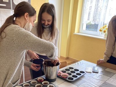 Dzieci z Placówki Wsparcia Dziennego w Święcianowie w trakcie przygotowywania czekoladowych muffinek.