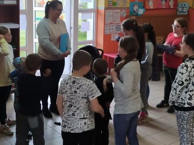Wychowankowie z Placówki Wsparcia Dziennego w Laskach z laurkami.