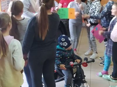 Wychowankowie z PWD Laski wręczający laurki Pani Natalii.

