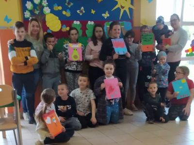 Wychowankowie z Placówki Wsparcia Dziennego w Laskach żegnający się z Panią Natalią.