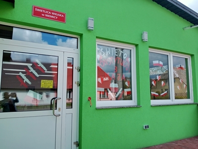 Wejście do świetlicy w Niemicy, przyozdobione okna.