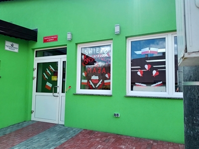 Wejście do świetlicy w Niemicy, przyozdobione okna.