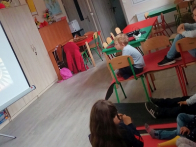 Dzieci czekają na rozpoczęcie seansu.