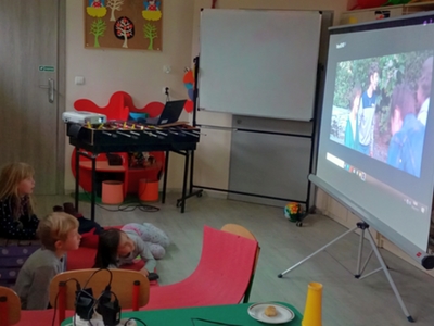 Dzieci z PWD w Niemicy oglądają film.