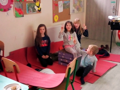 Koniec filmu, dzieci zadowolone z seansu.