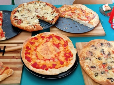 Pizze wykonane przez dzieci gotowe do zjedzenia.