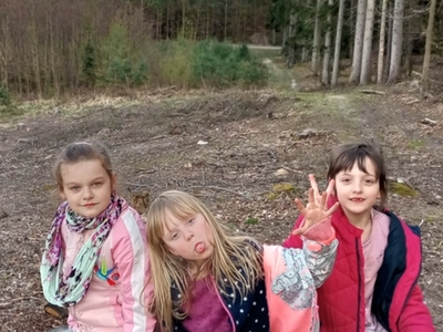 Oliwia, Zosia i Ola na szczycie "3Gór", (w oddali Niemica).