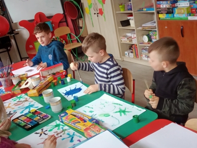 Dzieci malują jak według nich wygląda koronawirus.