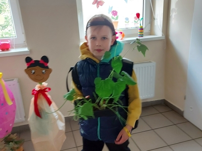 Podopieczni z PWD Pękanino prezentują swoje wyhodowane roślinki.