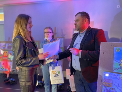 Wójt Gminy Malechowo wręcza nagrodę za zajęcie I miejsca w kategorii klas IV-VIII.