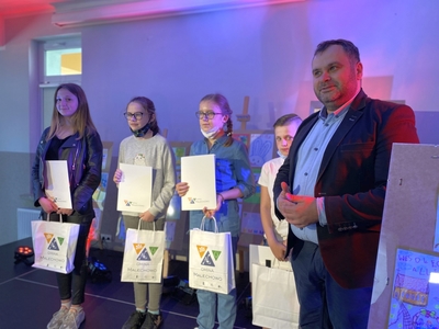 Laureaci z kategorii klas IV-VIII trzymający nagrody i dyplomy.