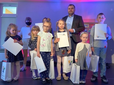 Laureaci z kategorii przedszkole i klasy I-III trzymający nagrody i dyplomy.