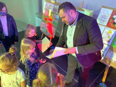Wójt Gminy wręcza nagrodę oraz wyróżnienie w kat. przedszkole i klasy I-III.