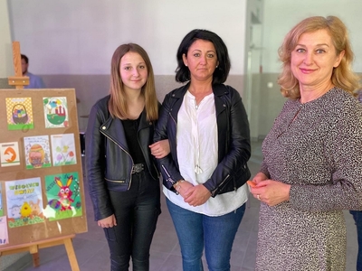 Laureatka w kategorii klas IV-VIII wraz z dyrektorką SP Lejkowo i opiekunką świetlicy szkolnej.