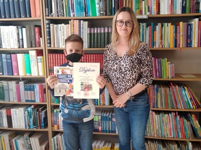 Uczeń z dyplomem i nagrodą.