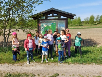 Dzieci z PWD Pękanino w trakcie drogi nad jezioro.