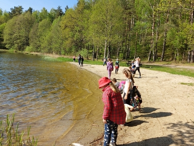 Dzieci wspólnie odpoczywają i bawią nad jeziorem.