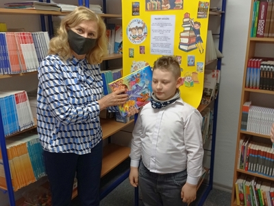 Pasowanie ucznia klasy pierwszej przez p. Dyrektor Mirosławę Turczyn na czytelnika.