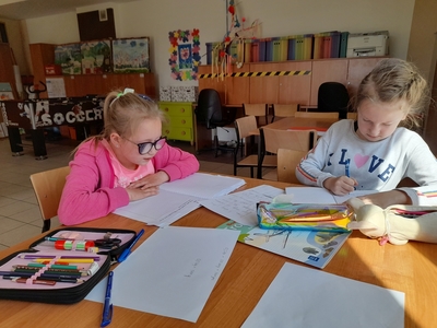 Zdjęcie przedstawia dwie dziewczynki z PWD w Sulechowie, odrabiające zadania domowe.