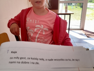 Zdjęcie przedstawia dziewczynkę z PWD w Sulechowie, podczas nauki wiersza.