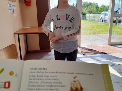 Zdjęcie przedstawia dziewczynkę z PWD w Sulechowie, uczącą się wiersza.