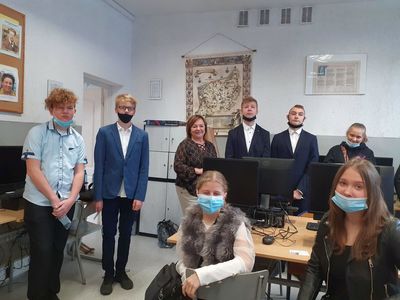 Uczniowie klasy ósmej ze Szkoły Podstawowej w Niemicy z dyrektorem Iwoną Nowak - Gancarz i nauczycielem obserwującym przed egzaminem z języka polskiego.