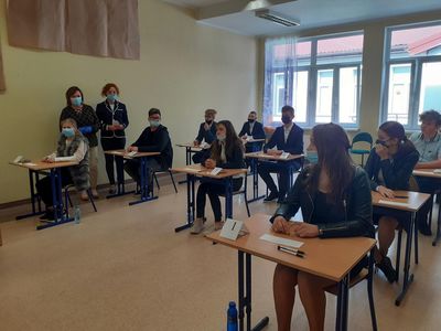 Uczniowie klasy ósmej ze Szkoły Podstawowej w Niemicy z dyrektorem Iwoną Nowak - Gancarz i nauczycielem przed egzaminem z języka polskiego.
