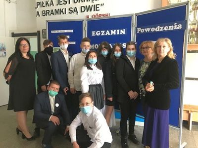 Ósmoklasiści ze Szkoły Podstawowej im. Kazimierza Górskiego w Lejkowie przed egzaminem, towarzyszą im polonistka i dyrektor Mirosława Turczyn.