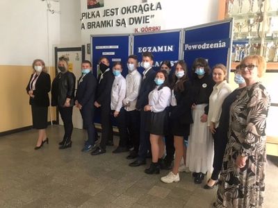 Ósmoklasiści ze Szkoły Podstawowej im. Kazimierza Górskiego w Lejkowie, z dyrektor oraz nauczycielami. 