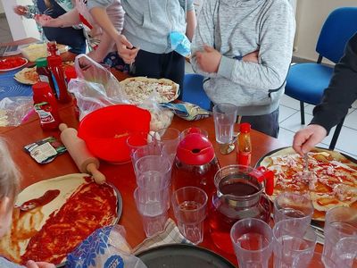 Dzieci z  Placówki Wsparcia Dziennego w Pękaninie w trakcie przygotowywania i degustacji pizzy.
