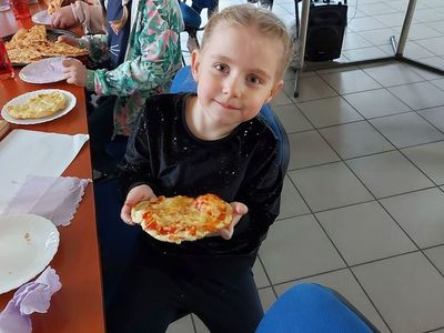 Dzieci z  Placówki Wsparcia Dziennego w Pękaninie w trakcie przygotowywania i degustacji pizzy.