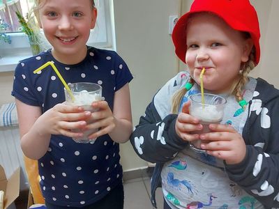 Podopieczni z  Placówki Wsparcia Dziennego w Pękaninie prezentują wykonane przez siebie desery.
