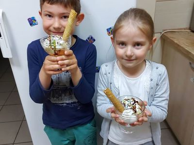 Podopieczni z  Placówki Wsparcia Dziennego w Pękaninie prezentują wykonane przez siebie desery.