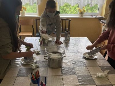 Dzieci z Placówki Wsparcia Dziennego w Święcianowie w trakcie przygotowania mydełek z okazji Dnia Mamy.