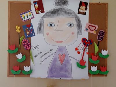 Portret "mamy czarodziejki" wykonany przez dzieci z Placówki Wsparcia Dziennego w Kosierzewie.