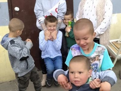 Wychowankowie z PWD Laski z mamami i laurkami.