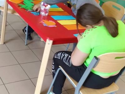 Wychowankowie z PWD Laski przygotowują laurki. 