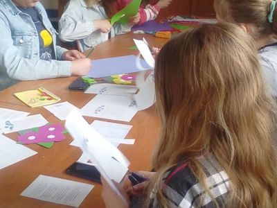 Dzieci z Placówki Wsparcia Dziennego w Ostrowcu podczas wykonania laurek i kwiatów.